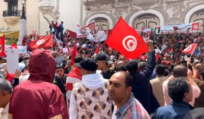 Manifestación en Túnez exige a Francia no más injerencia