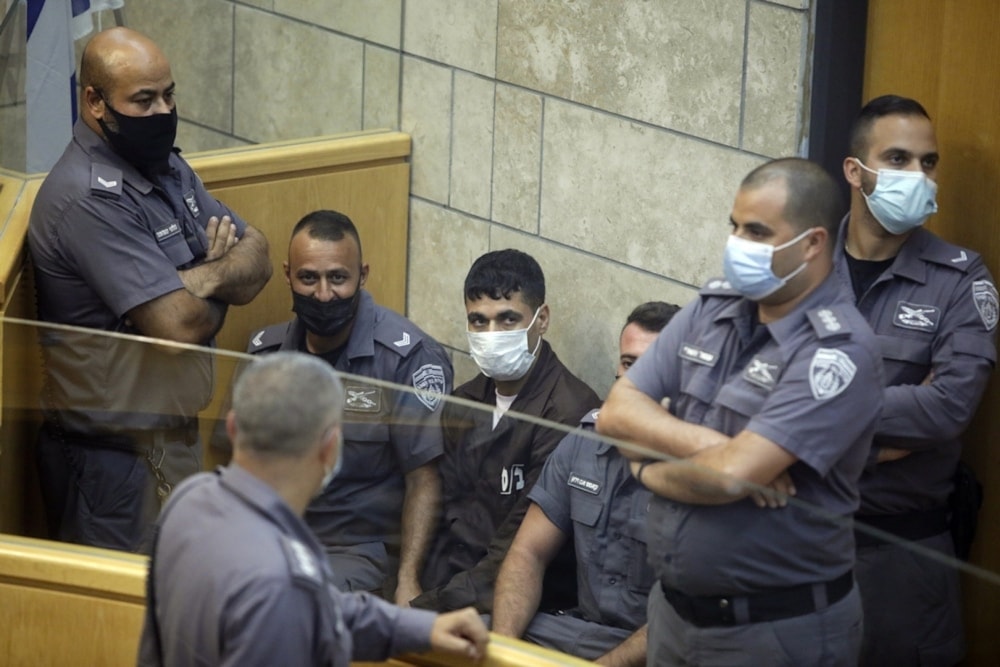 Al centro el l prisionero palestino Mahmoud al-Arda durante una de sus comparecencia a los tribunales de la ocupación.