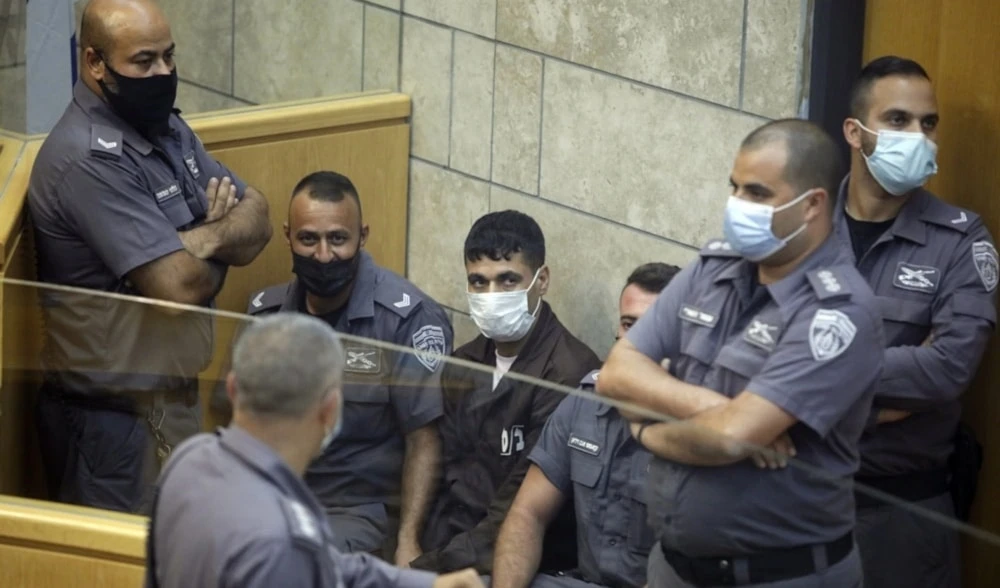 Al centro el l prisionero palestino Mahmoud al-Arda durante una de sus comparecencia a los tribunales de la ocupación. Al centro el l prisionero palestino Mahmoud al-Arda durante una de sus comparecencia a los tribunales de la ocupación.