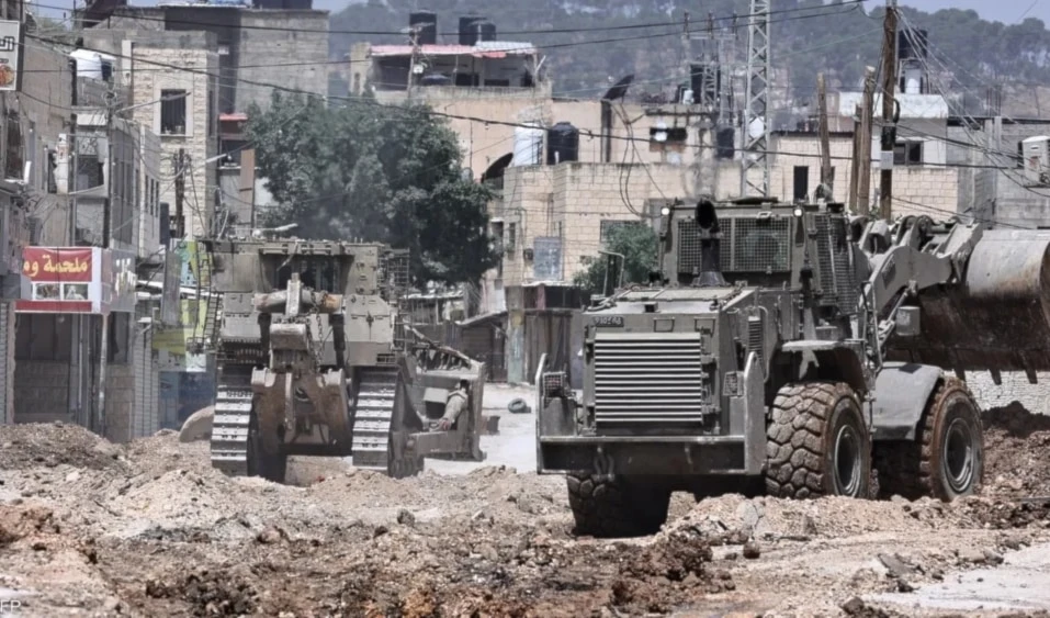 Las topadoras y excavadoras de la ocupación arrasan y destruyen toda la infraestructura en Yenín.
