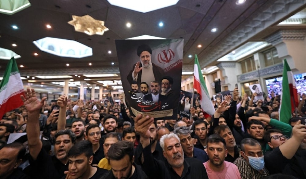 Una multitud de iraníes da el último adiós a sus mártires en la Universidad de Teherán. 