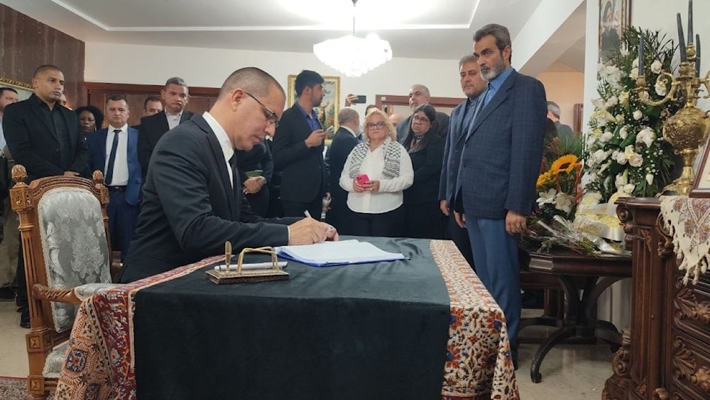 Una comisión especial de la Asamblea Nacional de Venezuela firmó en la embajada iraní en Caracas el libro de condolencias a propósito del fallecimiento de los altos dirigentes de la República Islámica.