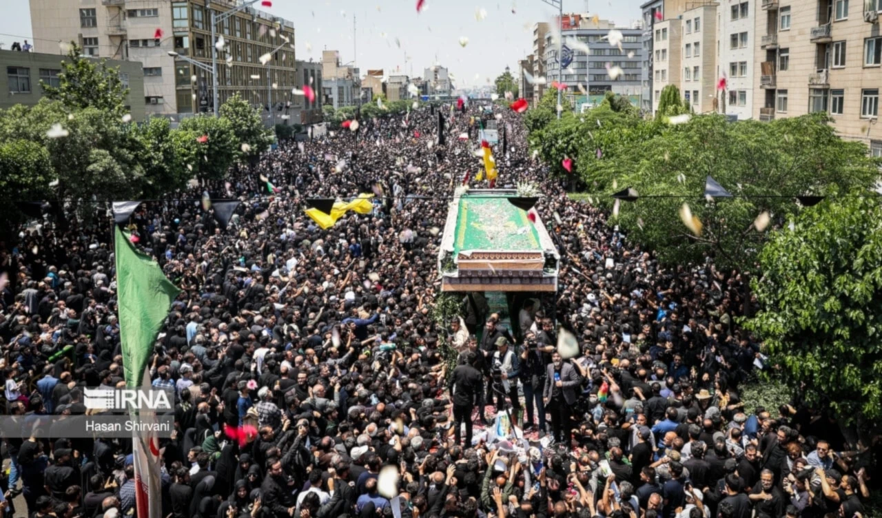 Dos millones de personas llegaron a Teherán para rendir homenaje al mártir presidente, Ebrahim Raisi, y sus compañeros. Dos millones de personas llegaron a Teherán para rendir homenaje al mártir presidente, Ebrahim Raisi, y sus compañeros.