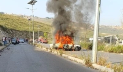 El ataque provocó la muerte de una persona dentro del auto y heridas a un niño a bordo de un autobús escolar que pasaba cerca.