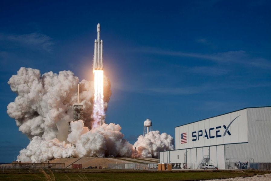 La compañía estadounidense SpaceX lanza los primeros satélites espías
