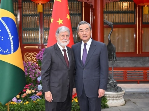 El asesor especial de la presidencia brasileña, Celso Amorim,y el canciller chino Wang Yi, firmaron el documento de seis puntos. 