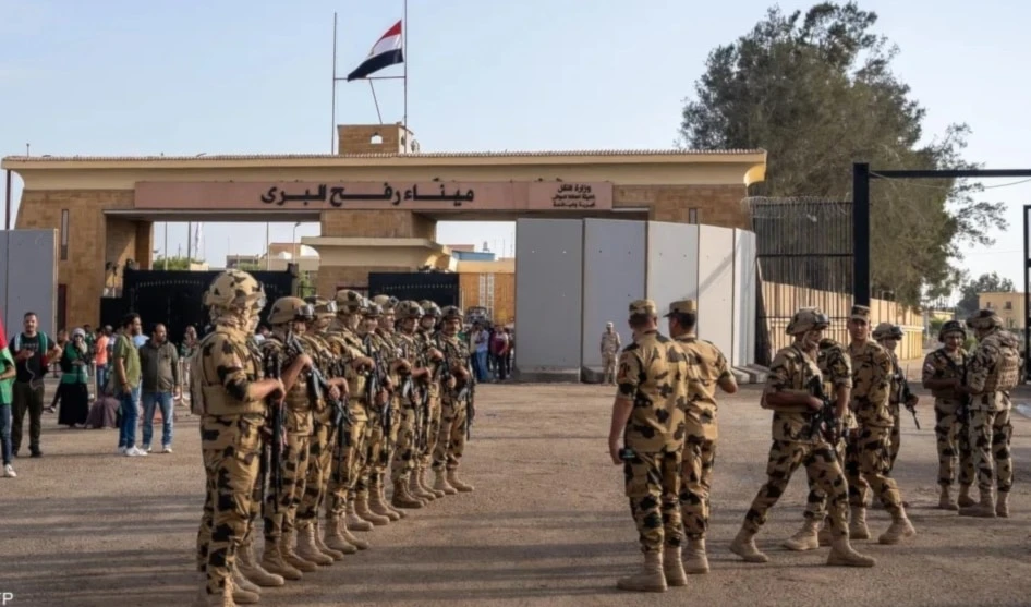 Soldados egipcios en el cruce de Rafah.