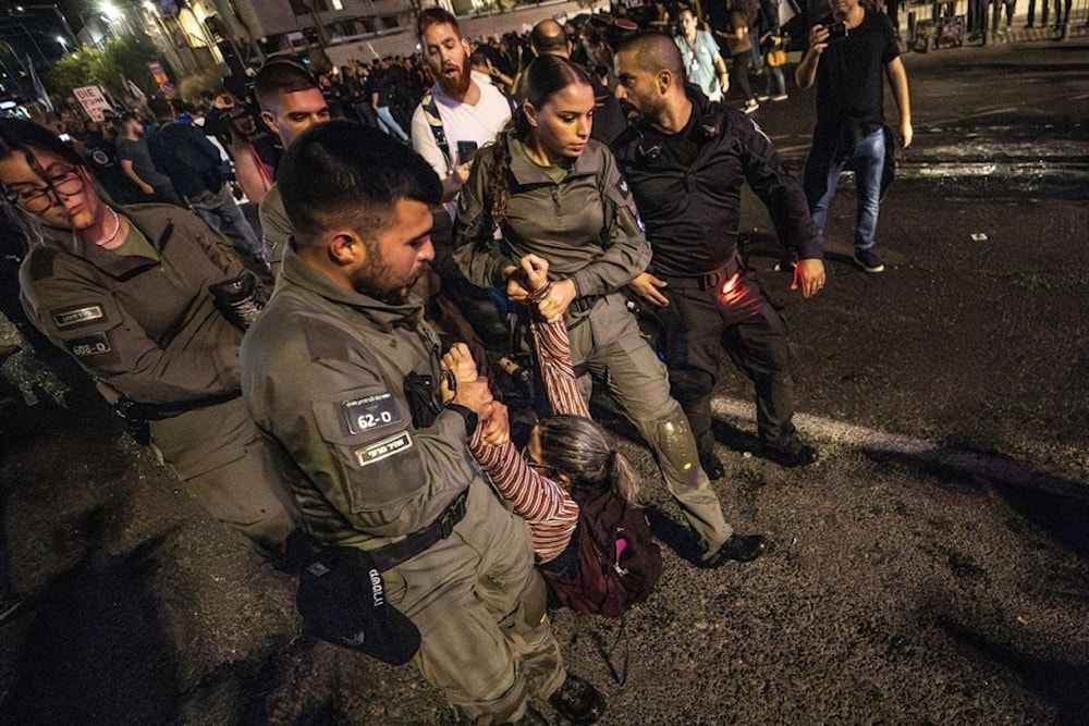 La policía israelí arrestó a varios de los manifestantes que exigían un alto al fuego en Gaza, un acuerdo para el intercambio de prisioneros y elecciones anticipadas.