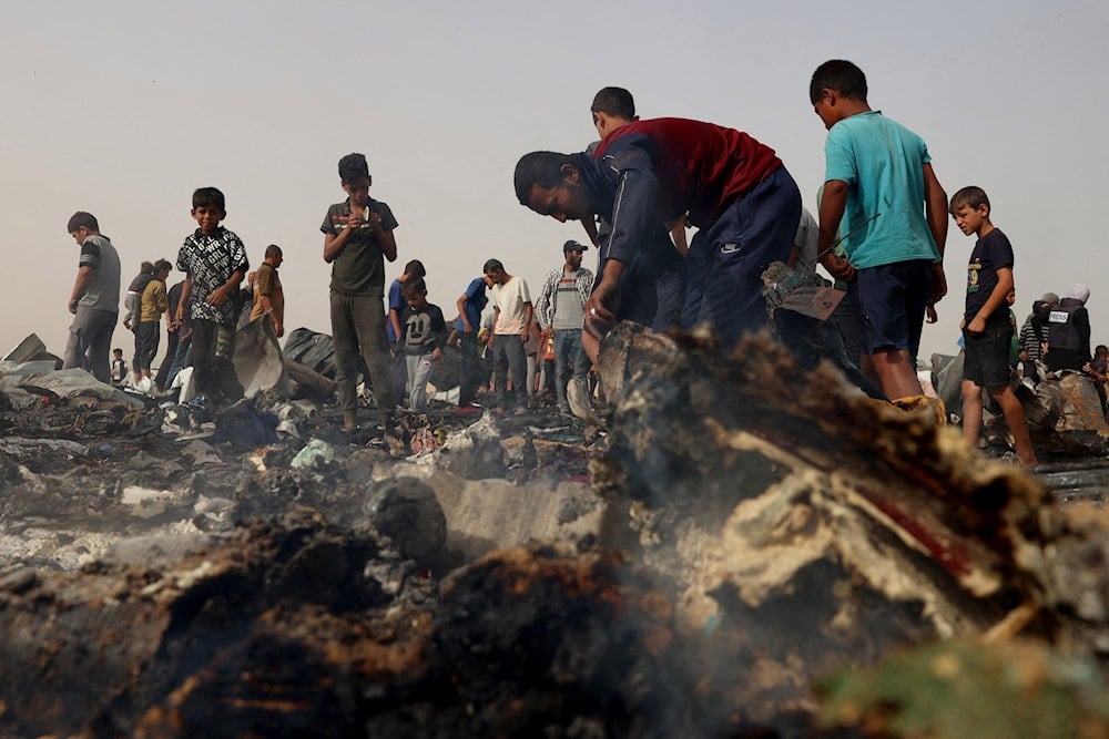 El bombardeo israelí de las tiendas de campaña en un centro de acogida de la UNRWA en el área occidental de Rafah resultó en la muerte de alrededor de 50 palestinos y decenas de heridos.