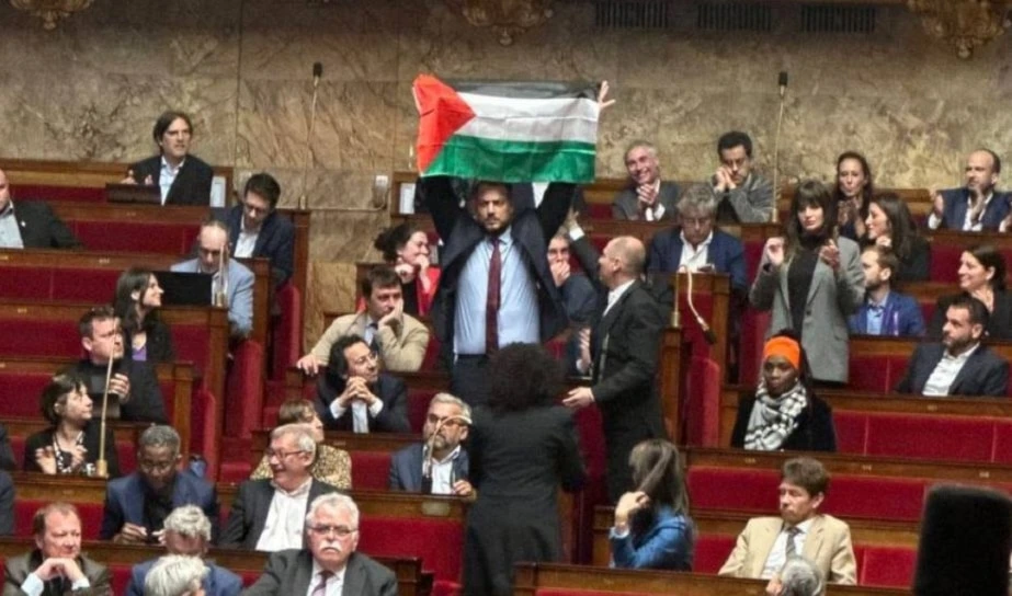 Diputado de Francia ondea bandera palestina en Asamblea Nacional. Diputado de Francia ondea bandera palestina en Asamblea Nacional.