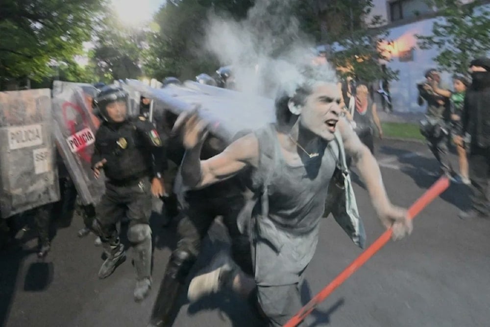 Los agentes de policía utilizaron gases lacrimógenos para dispersar la demostración de apoyo a Palestina  frente a la embajada de 