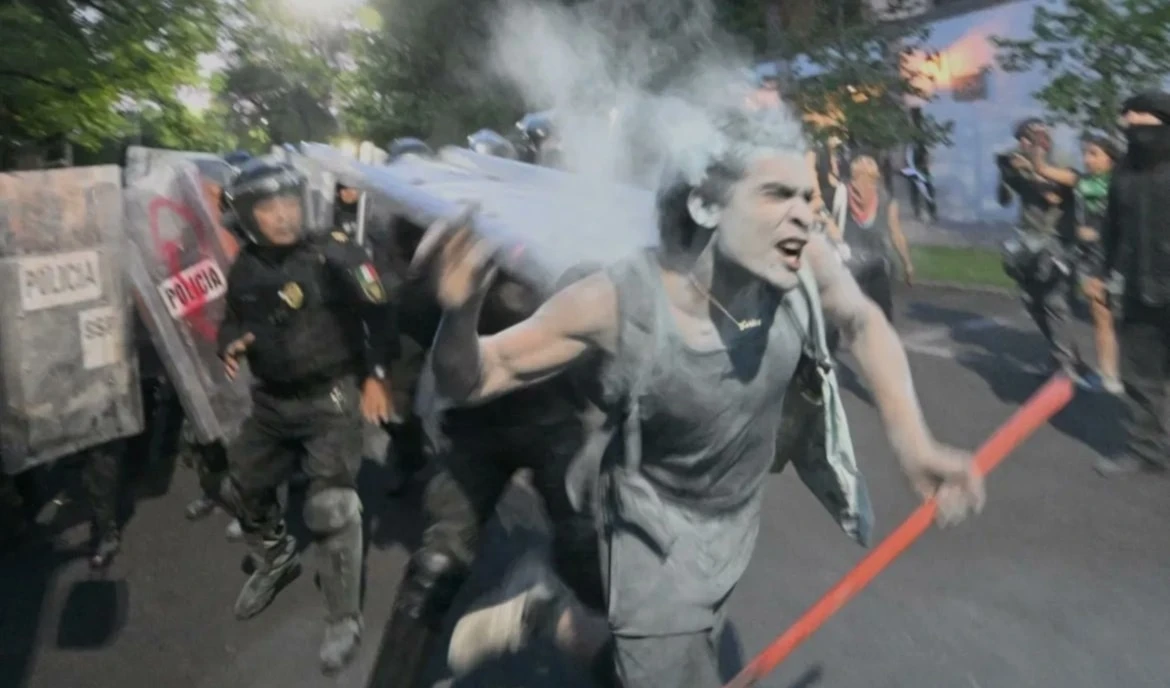 Los agentes de policía utilizaron gases lacrimógenos para dispersar la demostración de apoyo a Palestina  frente a la embajada de "Israel" en México.