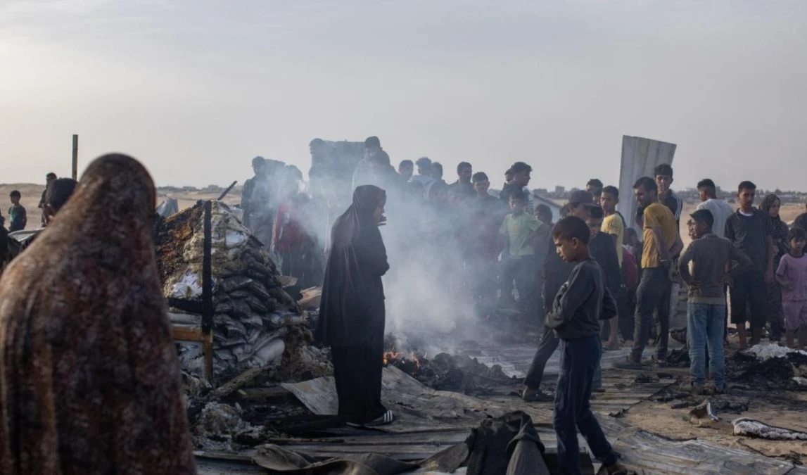 La masacre israelí del 26 de mayo a la ciudad de Rafah dejó 50 personas muertas y más de 250 heridas, la mayoría mujeres y niños. La masacre israelí del 26 de mayo a la ciudad de Rafah dejó 50 personas muertas y más de 250 heridas, la mayoría mujeres y niños.