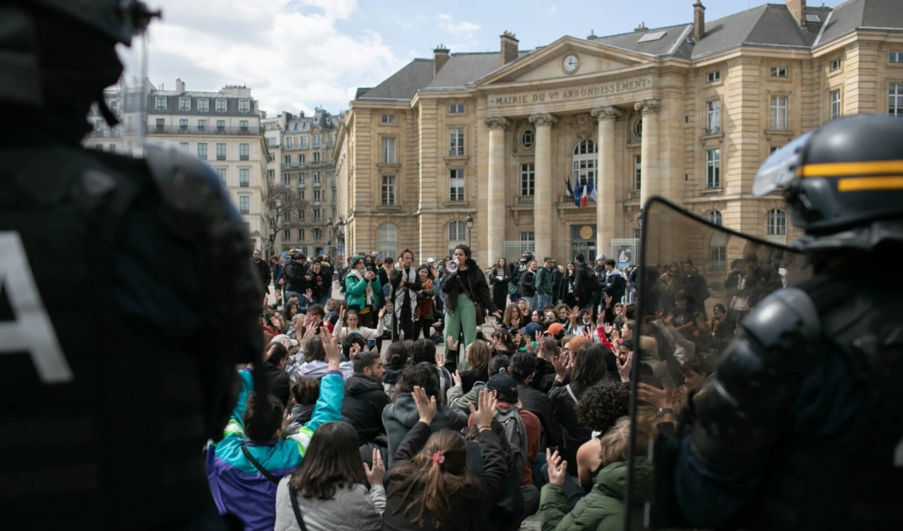 Actos de solidaridad con la causa de Palestina frente a la Universidad de Ciencias Políticas en París y Lyon.