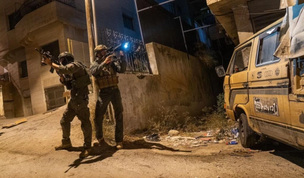 Soldados israelíes asaltan barrios de Cisjordania en horas de la madrugada.