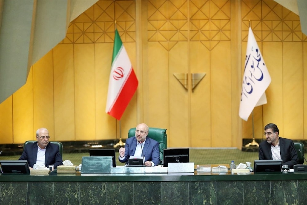 Al centro el presidente del Consejo Consultivo de Irán, Mohammad Baqer Qalibaf.