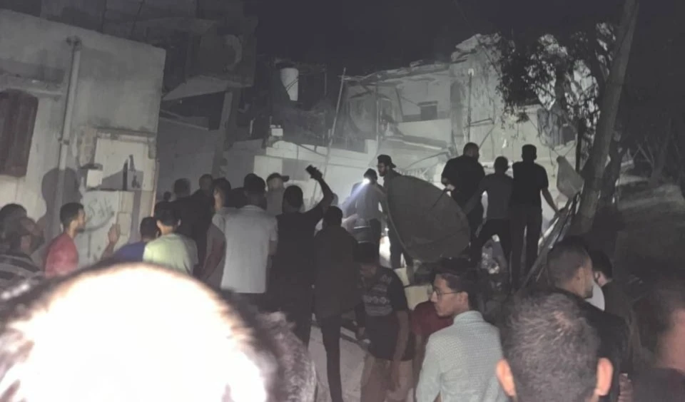 La ocupación lanzó sus bombas hacia una casa en Nuseirat. La ocupación lanzó sus bombas hacia una casa en Nuseirat.
