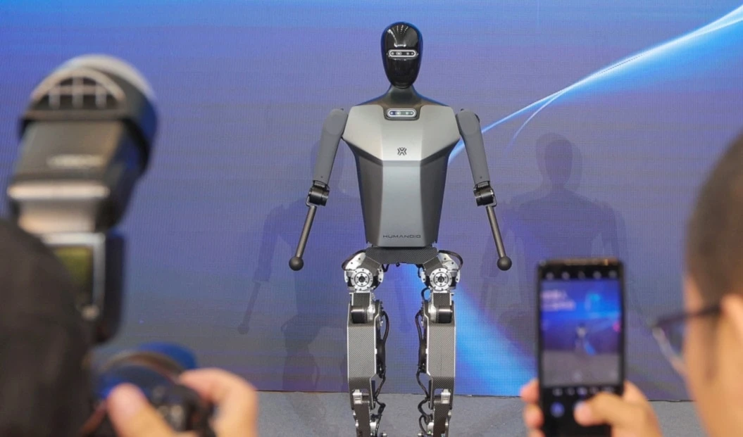 Robot humanoide eléctrico de China corre seis kilómetros por hora
