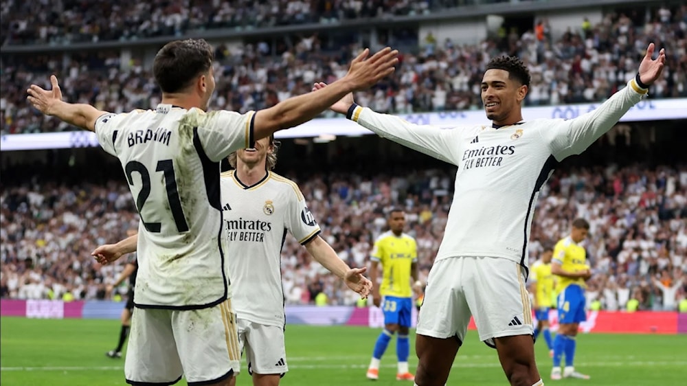 Real Madrid campeón en fútbol de España tras derrota de Barcelona.