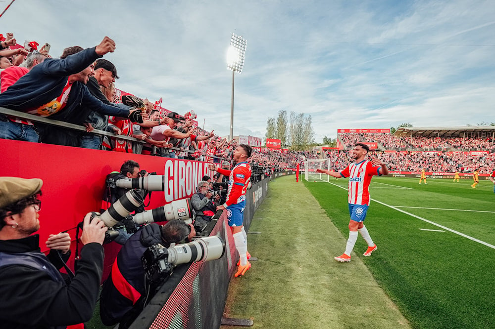 Girona vence 4-2 a Barcelona y asciende al segundo puesto de la liga.