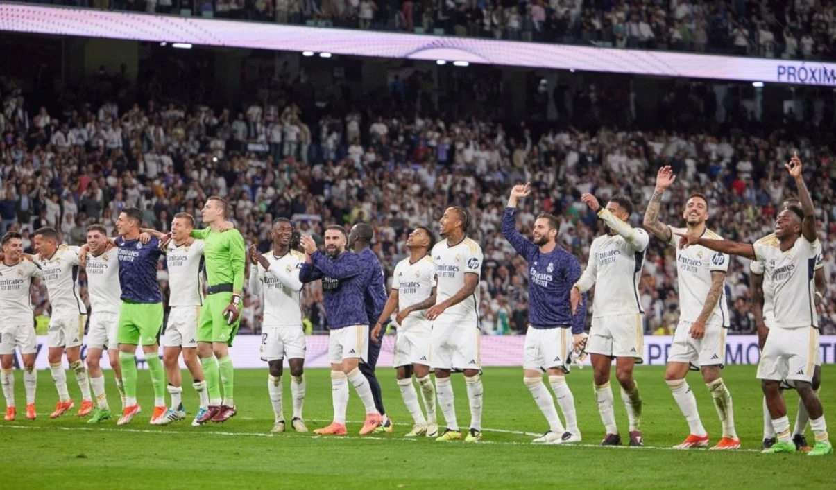 Real Madrid campeón en fútbol de España tras derrota de Barcelona.