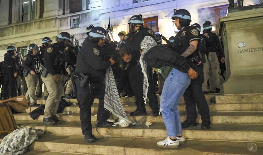 La policía de EE.UU. utiliza la fuerza para arrestar a los jóvenes manifestantes en las universidades. 
