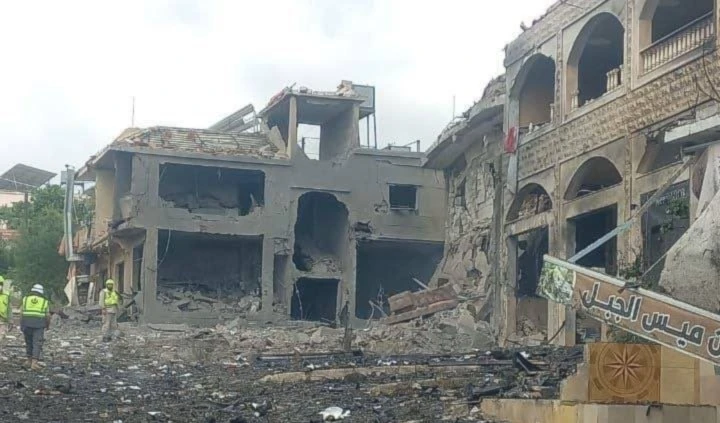 Daño causado por la incursión de los aviones de guerra israelíes contra la sureña localidad de Mays Al-Jabal.