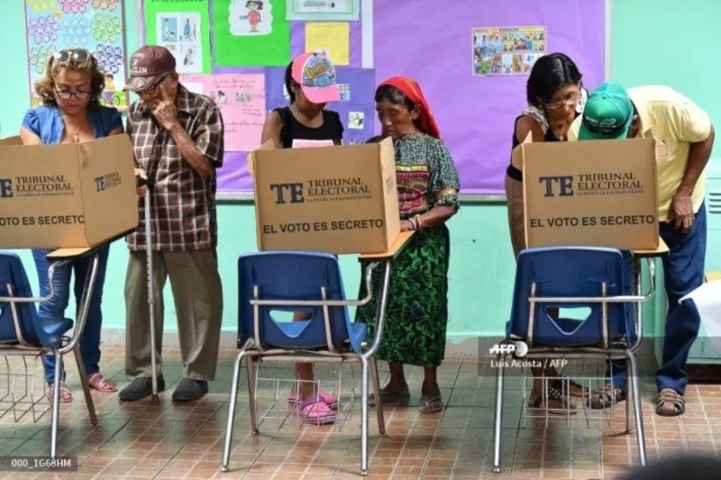Votantes panameños.