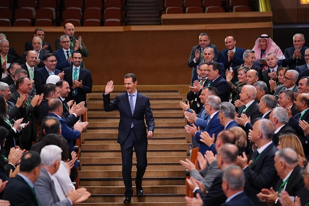 El presidente de Siria, Bashar Al-Assad, aclamado por el miembros del partido Baath.