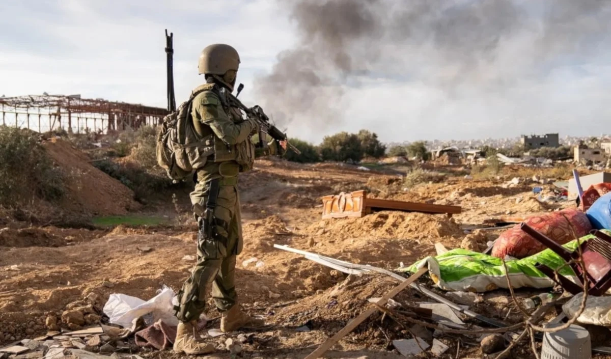 Soldado israelí en el perímetro de Karem Abu Salem.