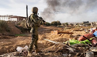 Soldado israelí en el perímetro de Karem Abu Salem.