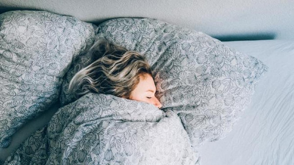 ¿Por qué las mujeres y los hombres duermen diferente?