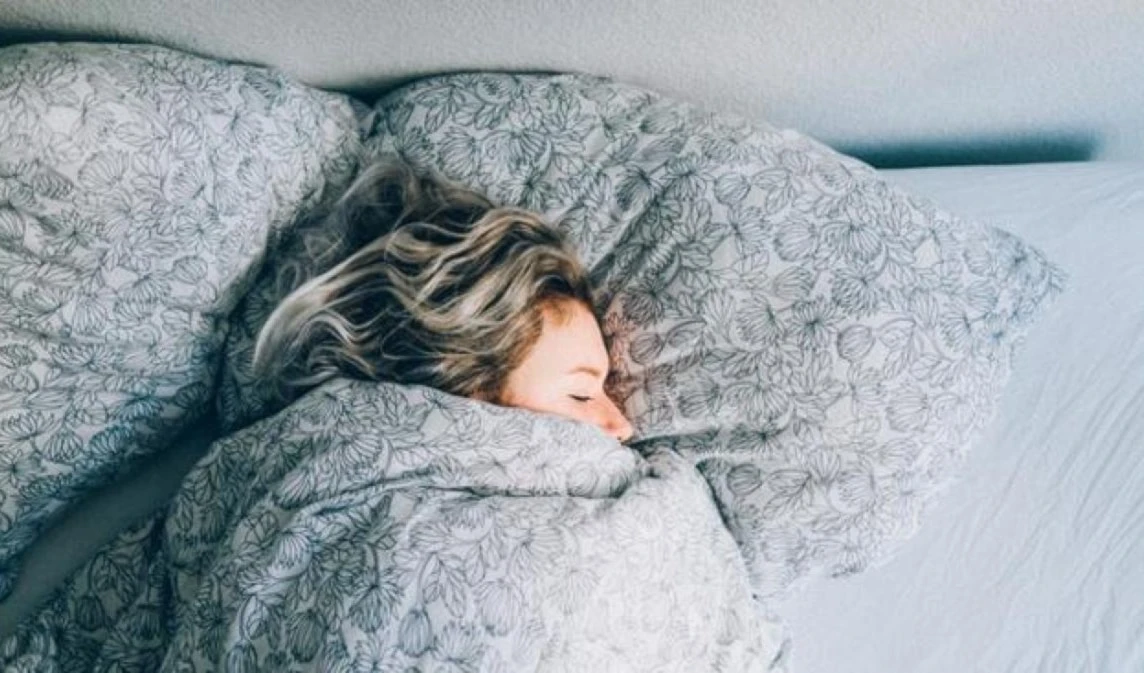 ¿Por qué las mujeres y los hombres duermen diferente?