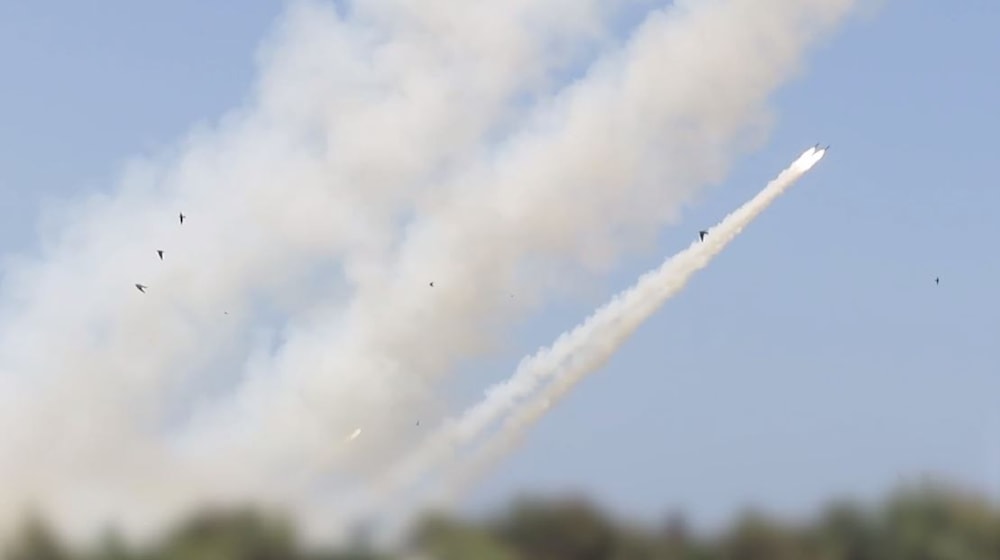 Combatientes palestinos disparan cohetes contra soldados israelíes al este de Rafah.