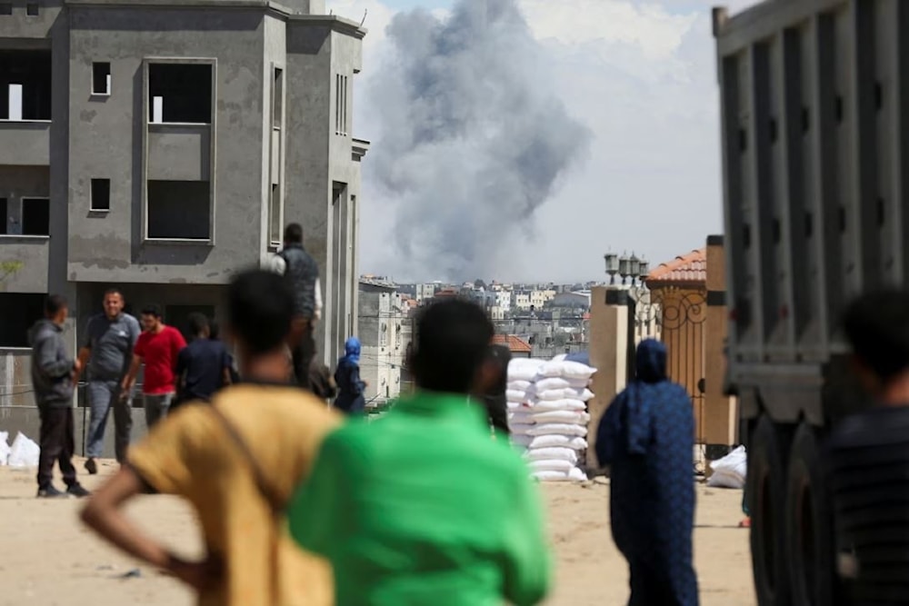 Palestinos observan el ataque israelí a Rafah.