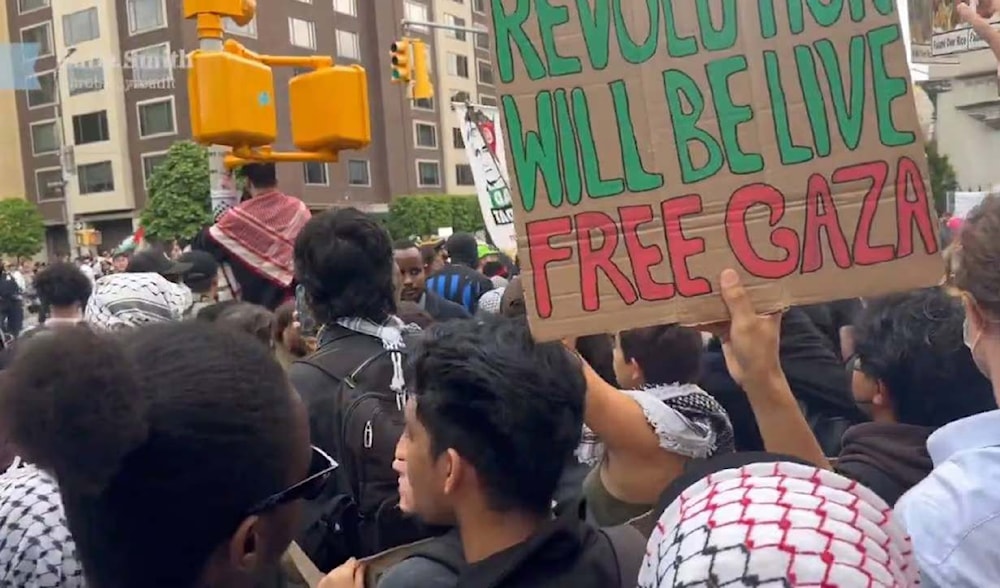 Manifestantes pro palestinos en las inmediaciones del  Museo Metropolitano de Arte, donde celebraban el Festival Met Gala. 