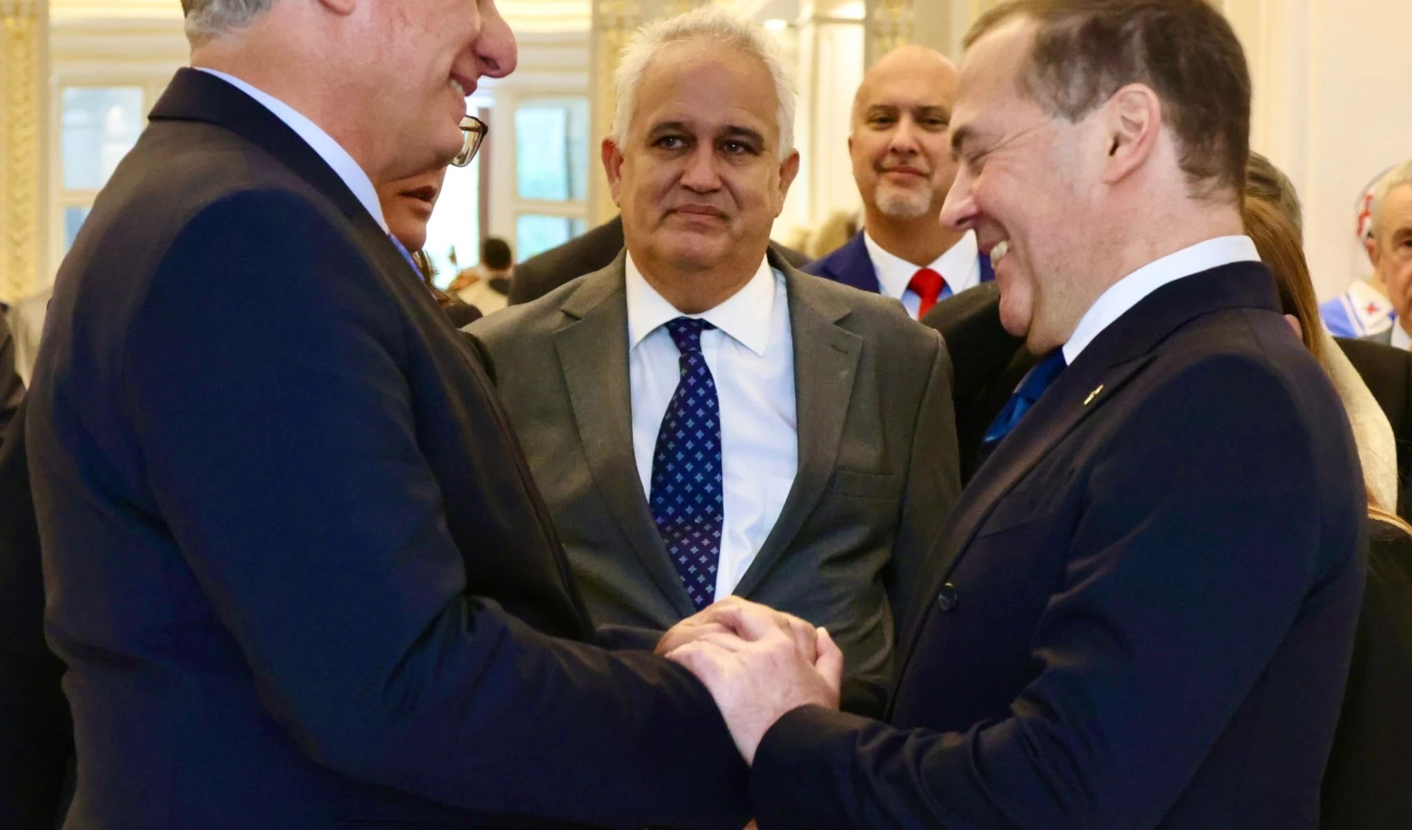 El mandatario cubano, Miguel Díaz-Canel, y el presidente del partido Rusia Unida, Dmitri Medvédev. El mandatario cubano, Miguel Díaz-Canel, y el presidente del partido Rusia Unida, Dmitri Medvédev.