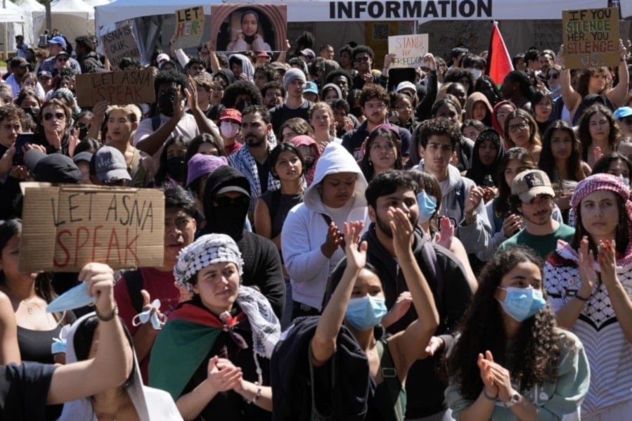 Estudiantes universitarios en EE. UU. expresan solidaridad con el pueblo de Palestina.