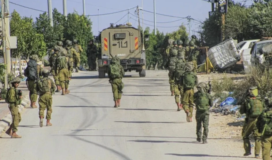 Entre octubre de 2023 y marzo de 2024, las fuerzas israelíes llevaron a cabo aproximadamente 640 operaciones mensuales de búsqueda, arresto, incursiones y otras operaciones Cisjordania.