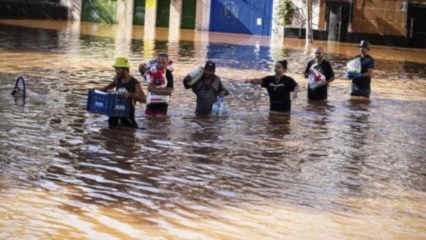 Aumentan a 100 los muertos por inundaciones en el sur de Brasil.