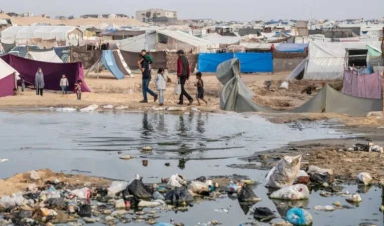 Cuatro de las seis estaciones de tratamiento de aguas residuales en Gaza fueron destruidas por los ataques israelíes.