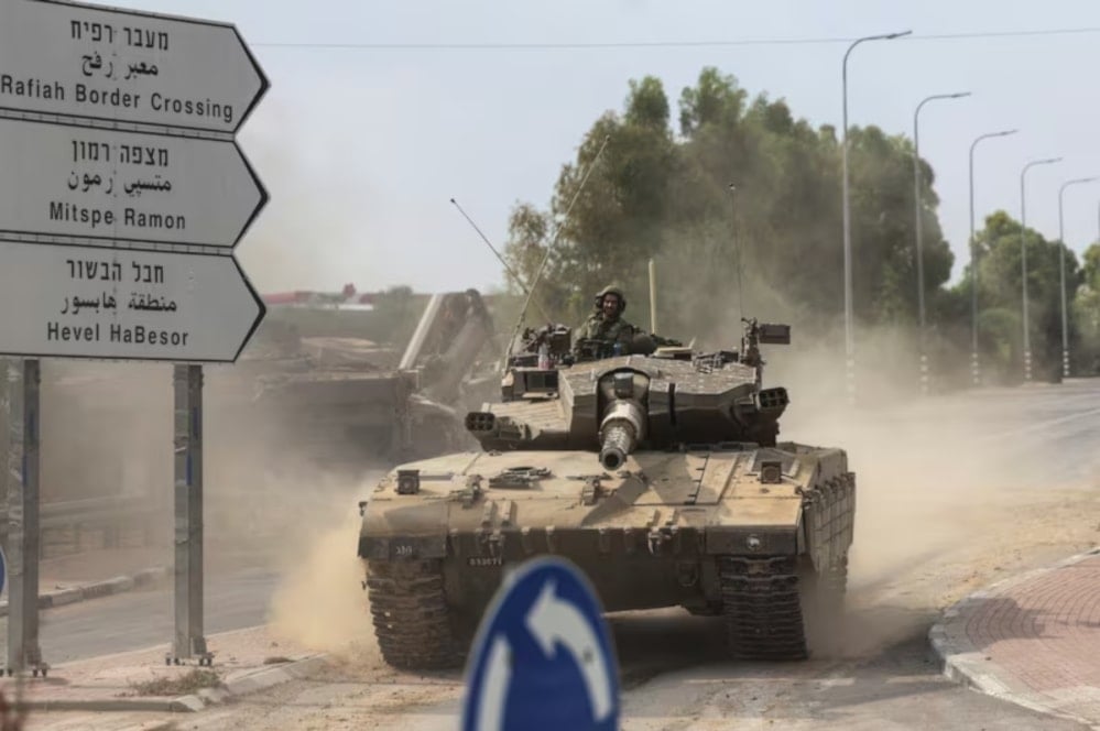 Un convoy de tanques y vehículos de combate de infantería invadió tres millas.