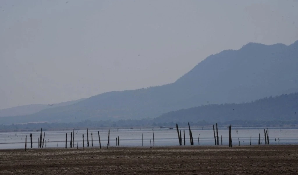 Por la sequía, pierde volumen lago del Día de los Muertos en México