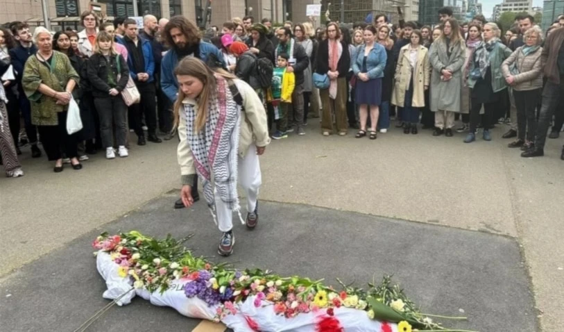 Los protestantes colocaron tres sábanas de tela blanca enrolladas y manchadas de rojo, con las frases “Derecho Internacional”.