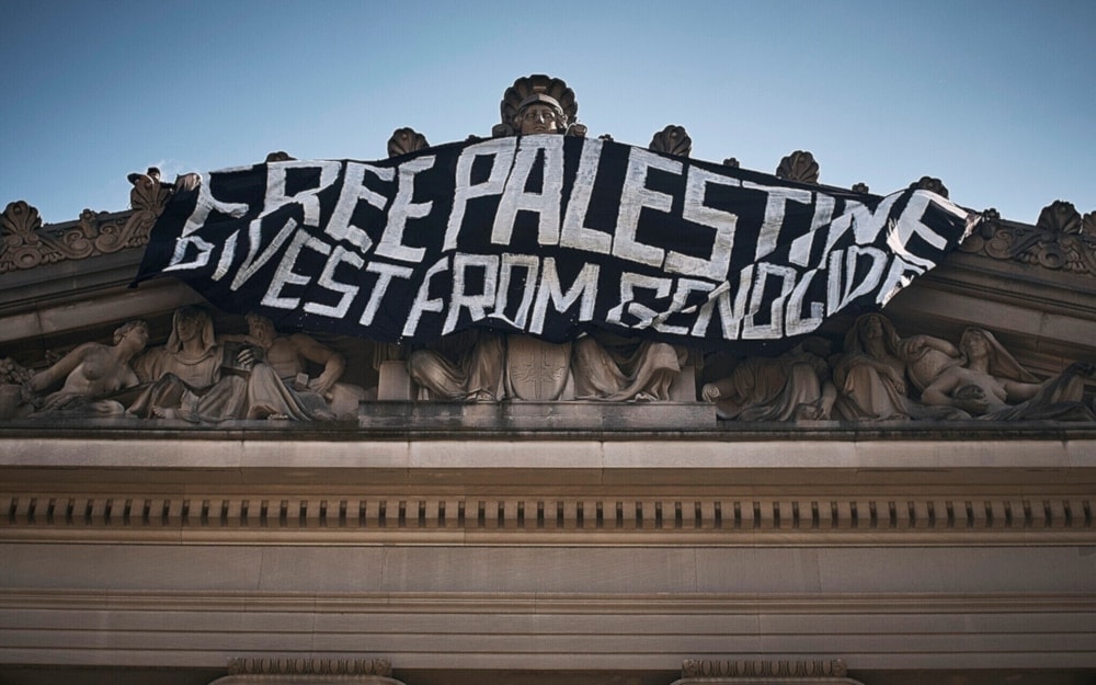 Manifestantes en Nueva York colgaron una pancarta sobre la entrada principal del Museo de Brooklyn con la inscripción 