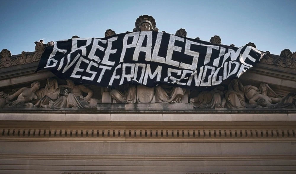 Manifestantes en Nueva York colgaron una pancarta sobre la entrada principal del Museo de Brooklyn con la inscripción "Palestina libre, detengan el genocidio". Manifestantes en Nueva York colgaron una pancarta sobre la entrada principal del Museo de Brooklyn con la inscripción "Palestina libre, detengan el genocidio".