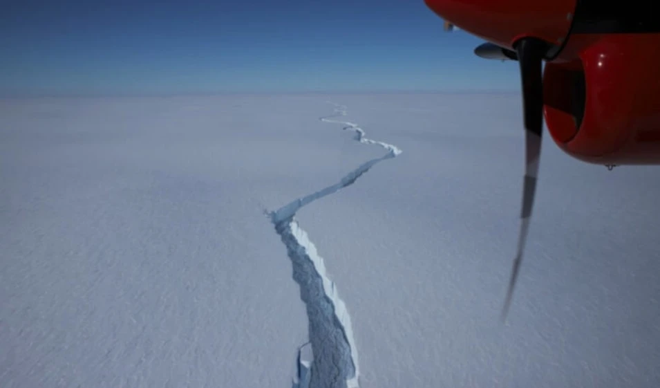 Iceberg de 380 kilómetros cuadrados se desprende de la Antártida. Foto: British Antarctic Survey. Iceberg de 380 kilómetros cuadrados se desprende de la Antártida. Foto: British Antarctic Survey.
