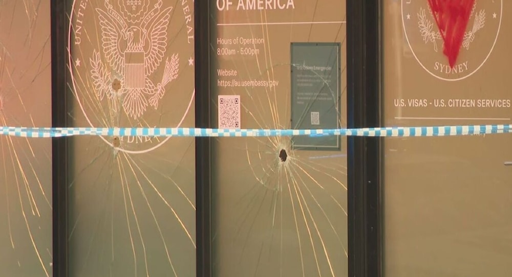 Nueve ventanas del consulado de EE.UU. en Sídney fueron dañadas y el logo vandalizado.