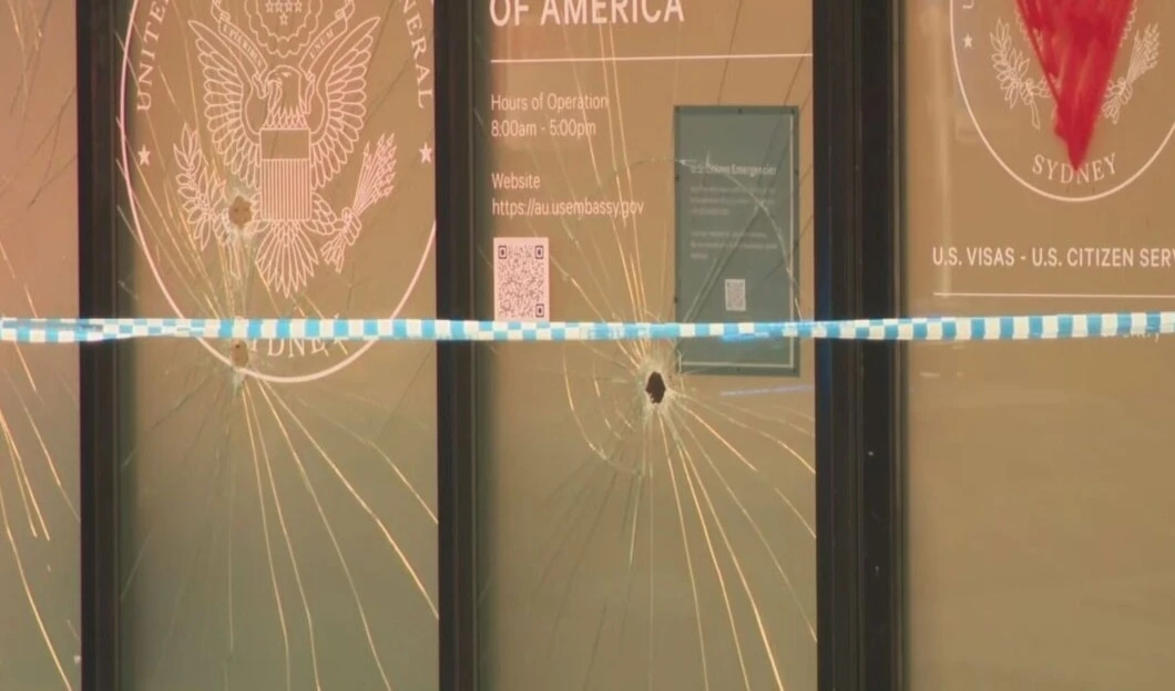 Nueve ventanas del consulado de EE.UU. en Sídney fueron dañadas y el logo vandalizado.