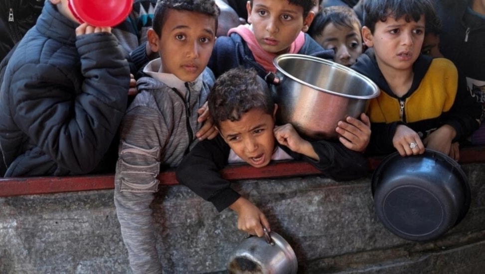 Los niños en Gaza corren un riesgo inmediato de contraer enfermedades graves, desarrollar complicaciones que pongan en peligro sus vidas por la falta de alimentos, medicamentos y necesidades básicas de subsistencia. 